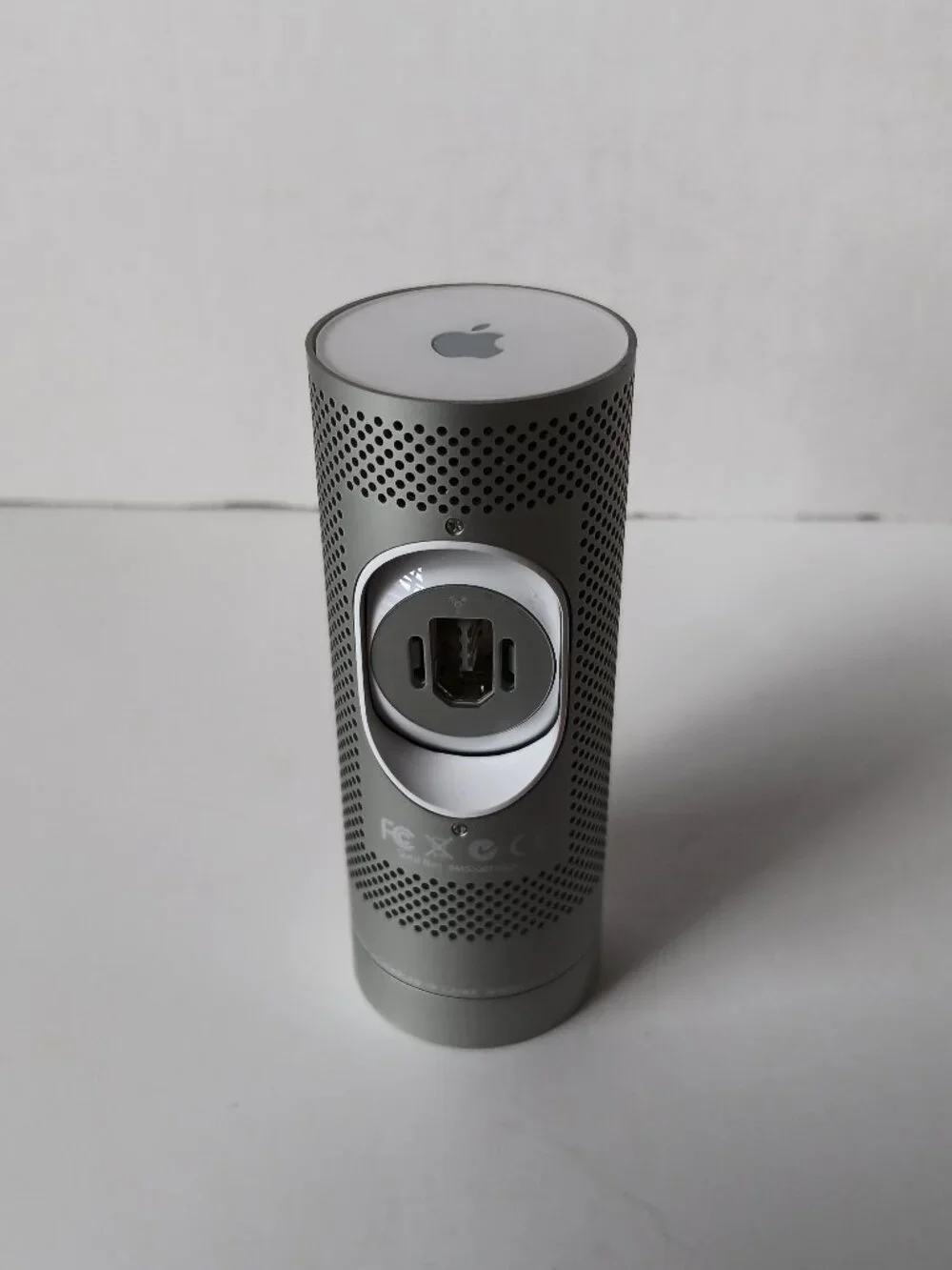 Apple iSight A1023 Silver F2.8 50MM 3-Element Lens FireWire Autofocus Webcam
